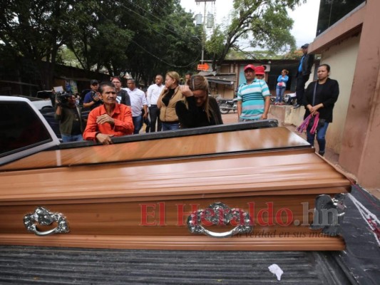 FOTOS: Familiares de reos asesinados en cárcel La Tolva reclaman cuerpos de la morgue