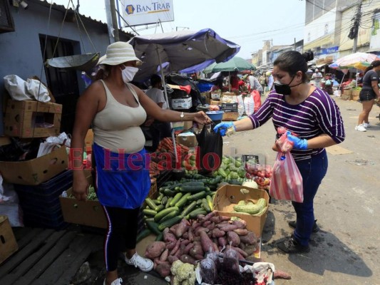 FOTOS: Capitalinos cada vez toman más conciencia y se cuidan al salir a abastecerse