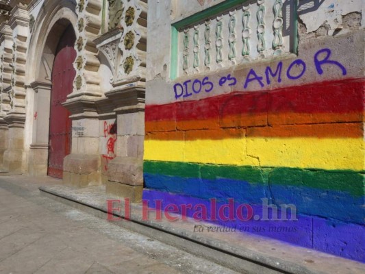 FOTOS: Pintada con la bandera LGTBI amanece iglesia Los Dolores   