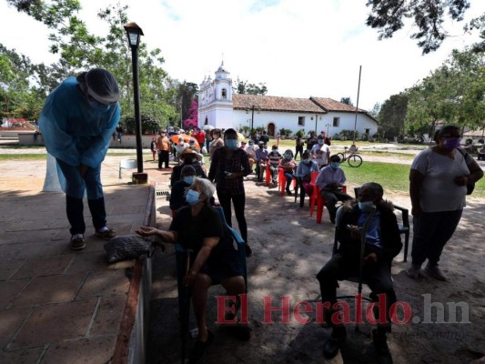 En orden y sentados, Ojojona vacuna a sus abuelitos con dosis donadas por El Salvador (FOTOS)