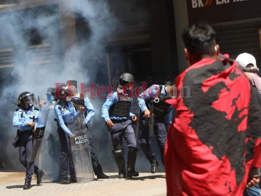 FOTOS: En disturbios termina marcha convocada por grupos sindicales