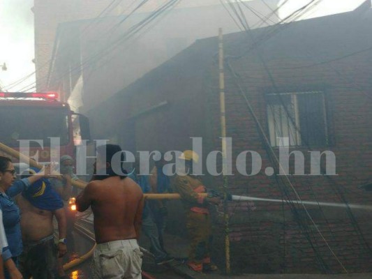 Seis viviendas quemadas: Imágenes del incendio ocurrido este viernes en el barrio La Guasalona de Comayagüela