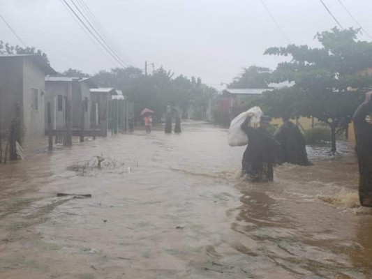 Derrumbes, puentes caídos y hundimiento de carreteras, los estragos que provoca Eta en Honduras