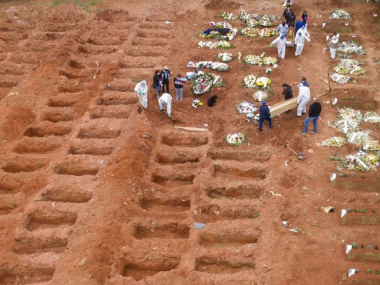 Féretros apilados y entierros en soledad, el día a día en los cementerios durante la pandemia