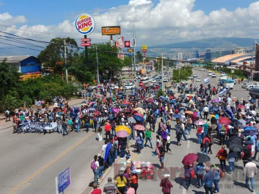 FOTOS: Colegios cerrados, sin atención en IHSS y marchas de maestros, médicos y estudiantes en otro día de protestas