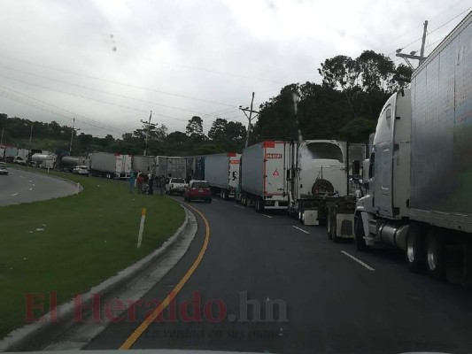 Las 12 fotos que resumen la jornada de paro de transporte pesado y el caos en gasolineras de la capital