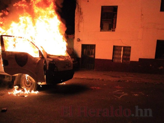 FOTOS: Así quedó el vehículo de la Policía incendiado afuera del Estadio Nacional