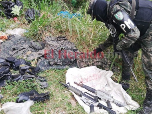 Dentro de un barril encuentran armamento de guerra e indumentaria militar en Tegucigalpa (Fotos)