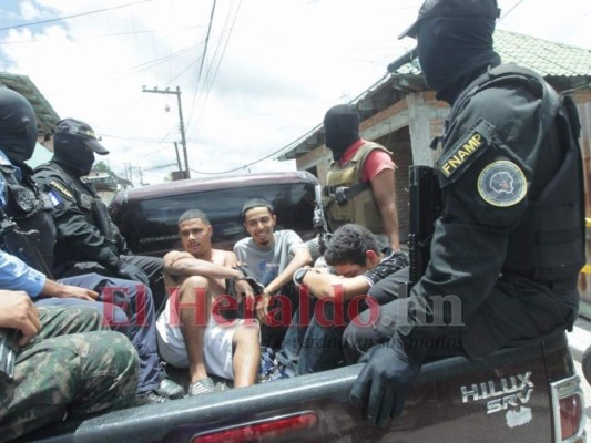 Confrontación y escándalo: así fue la captura de supuestos pandilleros en la Villa Franca (FOTOS)