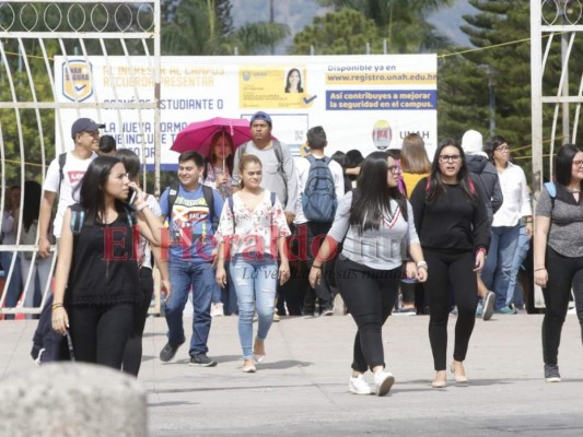 FOTOS: Desorden y caos afuera de la UNAH en el inicio de clases