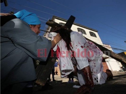 Impresionante vía crucis en Viernes Santo retrata la pasión de Jesucristo