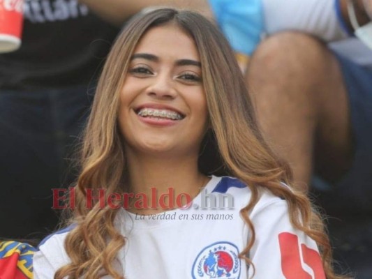 Duelo de bellezas: Hermosas aficionadas adornan final de ida entre Olimpia y Real España