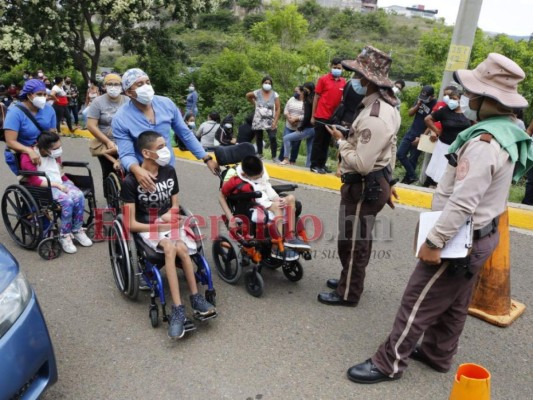 Así recibieron la vacuna anticovid los niños mayores de 12 años en la capital