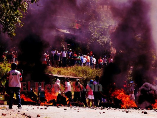 Protestas en El Chimbo: gaseados, padres con bebé en brazos e incendios