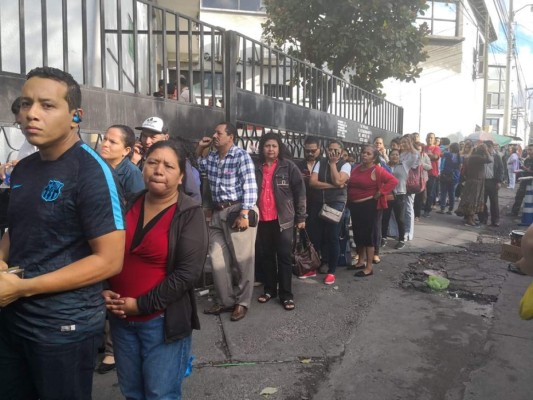 Enormes filas para tramitar una cita médica tienen que hacer pacientes en el IHSS