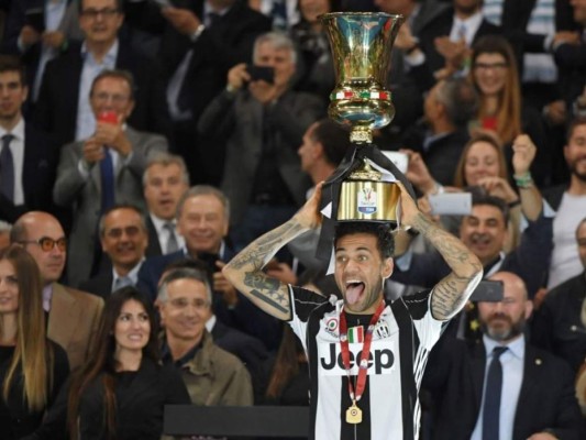 Dani Alves, el futbolista con más títulos en la historia (Fotos)