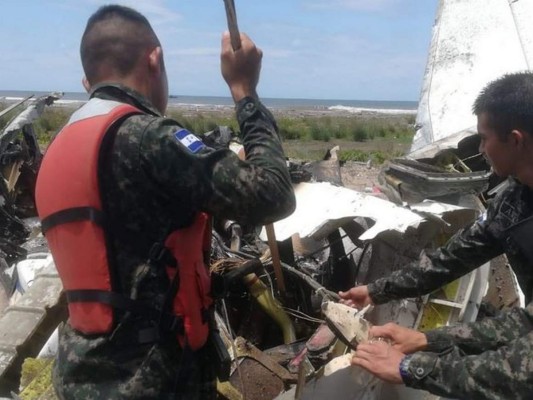 Fotos: Los hallazgos tras el accidente de avioneta incinerada en playa de Tela