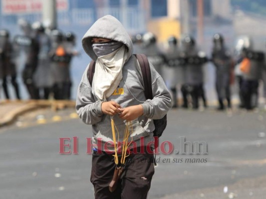 Gases, piedras y caos en marcha alterna de Libre este 15 de septiembre