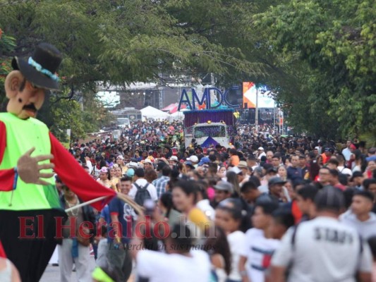 FOTOS: Color y ritmo en el carnaval de Tegucigalpa por sus 441 años