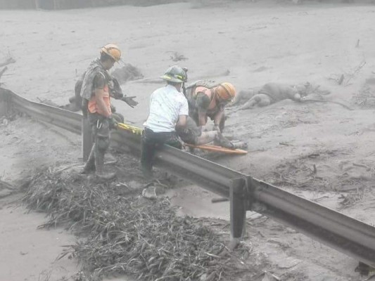 Así fue el rescate de los cadáveres por la erupción del volcán en Guatemala