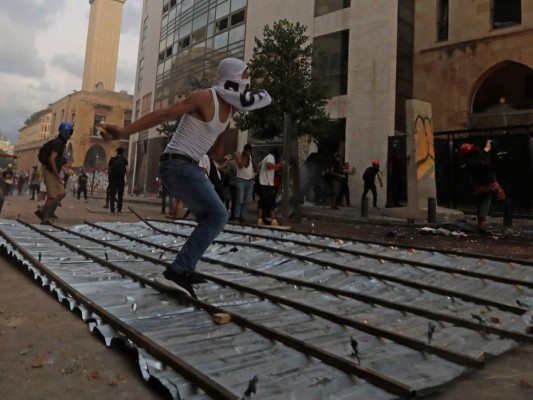 Se intensifican protestas por explosión de 2,750 toneladas de nitrato de amonio en Beirut