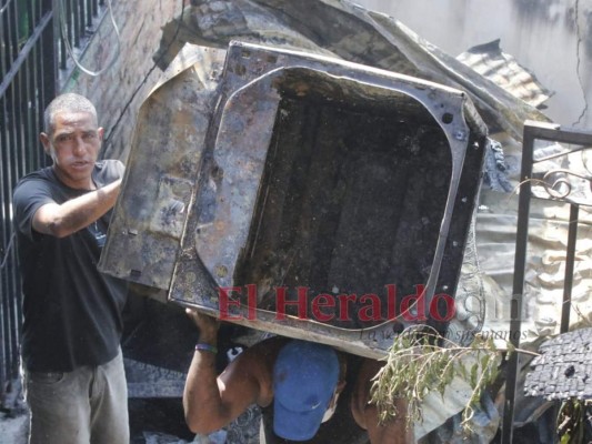 Afectados limpian escombros de casas reducidas a cenizas por incendio en colonia Divanna (FOTOS)