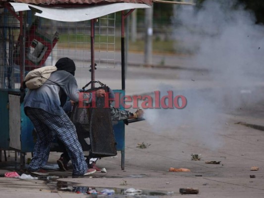 Fotografías de la pelea campal entre policía y universitarios en la UNAH