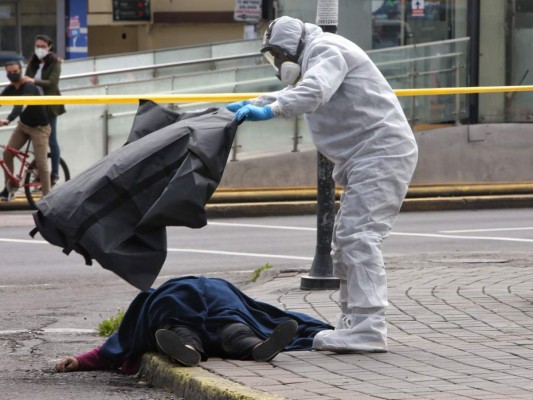 FOTOS: Al menos 19 personas mueren en casas y calles de Quito en medio de la pandemia