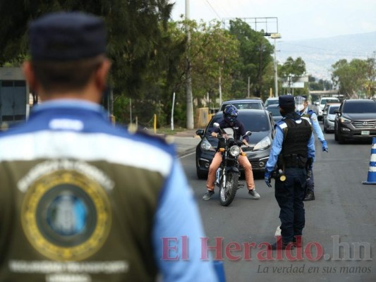 Tráfico y largas filas en bancos imperan en jornadas de abastecimiento de capitalinos