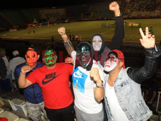 Las bellezas ponen un ambientazo en el Nacional para el Honduras vs Panamá