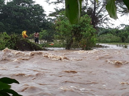 Dramático rescate de familias afectadas por el huracán Eta en Honduras (FOTOS)