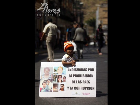 Feministas protestan en las cercanías del Congreso Nacional