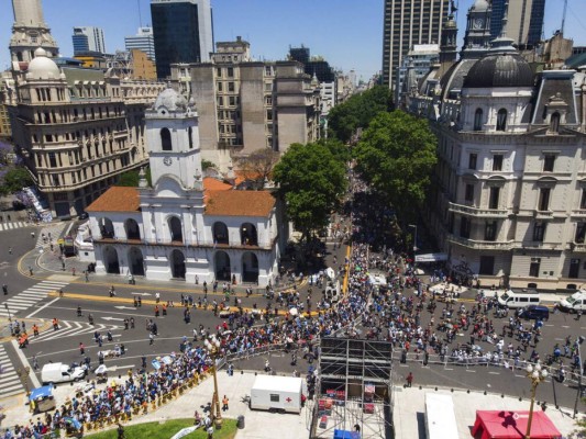 Impactantes imágenes del multitudinario adiós a Diego Maradona   