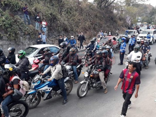 Imágenes del caos vial en la salida al sur ante la toma de calle de los pobladores de la aldea Yaguacire