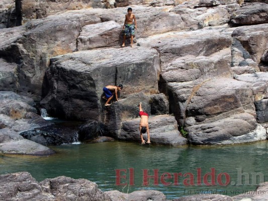 Así es el espectacular y único río azul de Nueva Armenia (FOTOS)