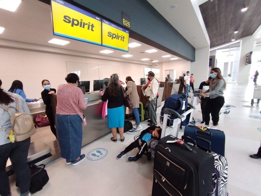 Expectación y algarabía: así fue la llegada del primer vuelo al aeropuerto de Palmerola