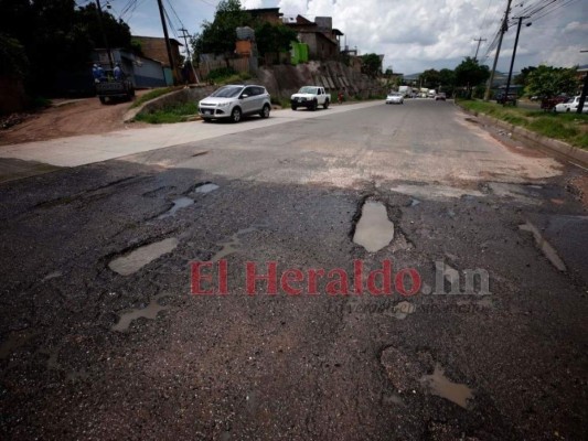 Baches, tierra y alcantarillas destapadas: deterioradas calles de la capital (FOTOS)