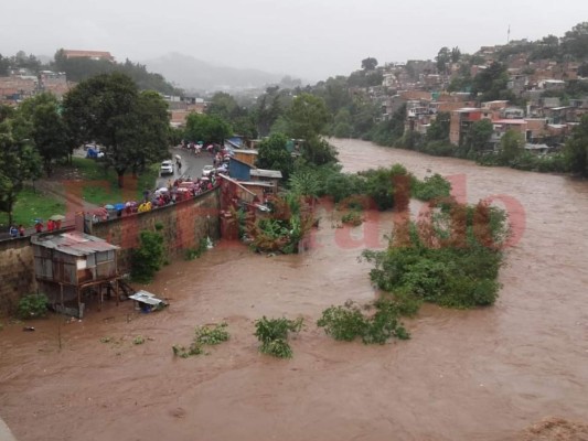 Trasladan a hondureños a albergues por inundaciones tras fuertes lluvias