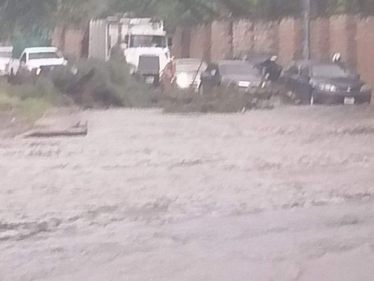 Tráfico, inundaciones y carros atascados por fuerte lluvia en la capital