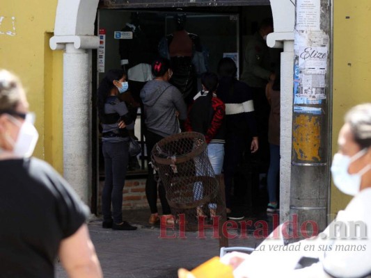 Portando mascarillas, capitalinos visitan comercios para aprovechar promociones de fin de año (Fotos)