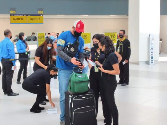 Expectación y algarabía: así fue la llegada del primer vuelo al aeropuerto de Palmerola