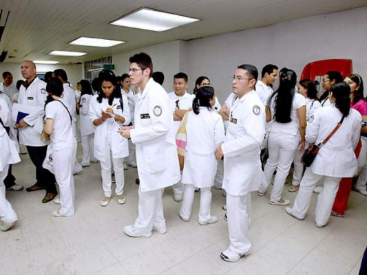 FOTOS: Paro en el sector Salud castiga con larga espera a pacientes