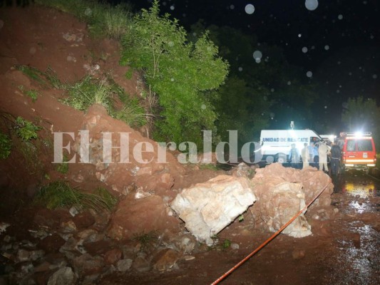 Fotos del dramático rescate de personas soterradas en la colonia Los Llanos de la capital