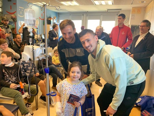 FOTOS: Jugadores del Barcelona se visten de Reyes Magos y visitan a niños en hospitales