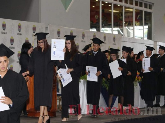 FOTOS: Llenos de ilusiones, 1,280 profesionales se graduaron en la UNAH