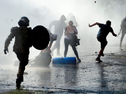 Impactantes imágenes de protestas en Chile, a sus 35 días de estallido social