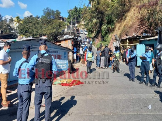 FOTOS: Luto y llanto en escena de masacre en la Villa Nueva