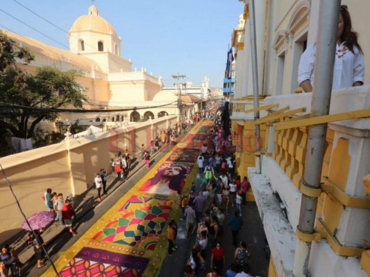 Coloridas alfombras de aserrín engalanan procesiones de este Viernes Santo