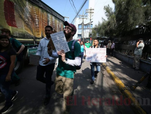 FOTOS: Colegios cerrados, sin atención en IHSS y marchas de maestros, médicos y estudiantes en otro día de protestas