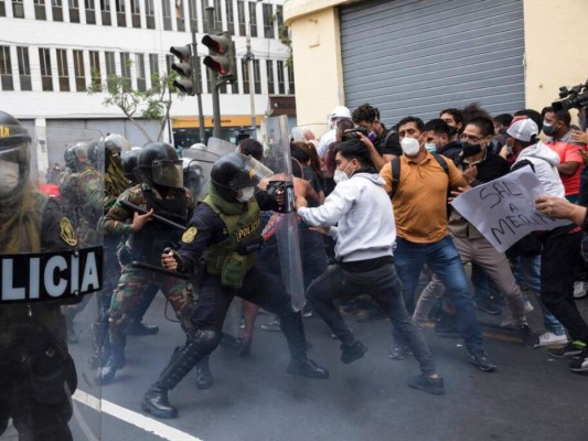 FOTOS: Sigue el ambiente tenso en Perú contra nombramiento de Manuel Merino